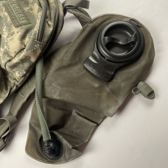 Camelbak Maximum Gear Digital Camo Hydration Backpack With Bladder Hiking Bag - Picture 13 of 14